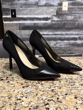 Guess Classic Black Pointed-Toe Stiletto Pumps with Textured Cap